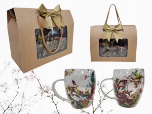 ZESTAW UPOMINKOWY 2 SZT. SZKLANY KUBEK Z SUSZONYMI KWIATAMI BRĄZOWA TOREBKA