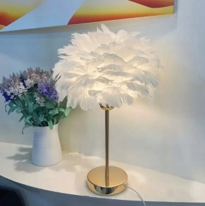 Elegancka lampa nocna stołowa z kloszem z białych piór ściemniacz na komode